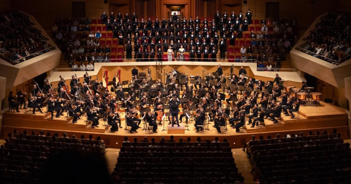 Gustavo Dudamel and the L.A. Phil challenge a Tokyo audience