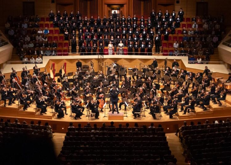 Gustavo Dudamel and the L.A. Phil challenge a Tokyo audience