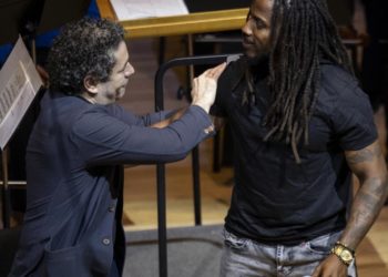 Gustavo’s farewell has begun with a fiesta, rapper and a ‘Resurrection’