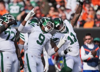 Hall and Fields help the Jets edge the Bengals 39-38 for their 1st win of the season