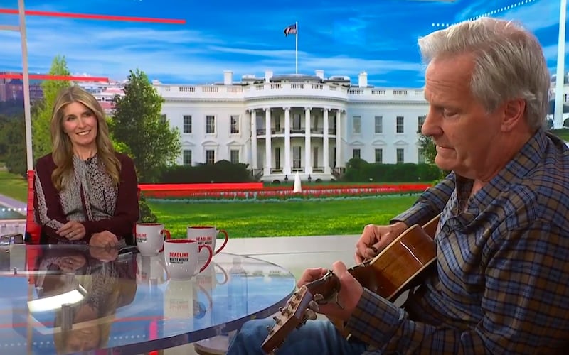 Jeff Daniels sings