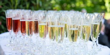 How Wedding Sprawl Affects the Guests