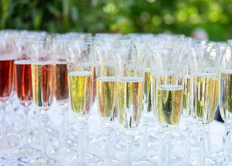 How Wedding Sprawl Affects the Guests