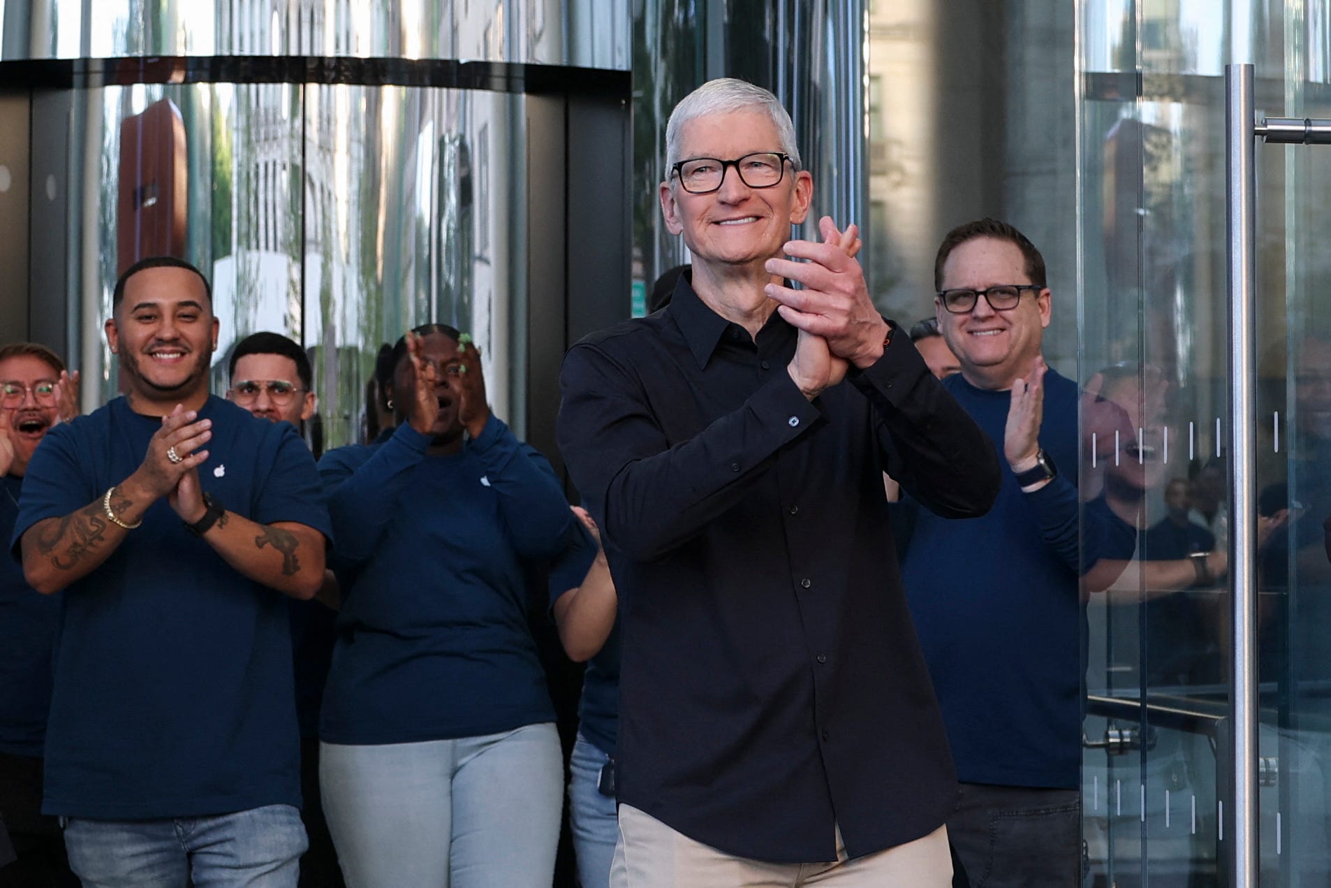 Tim Cook clapping