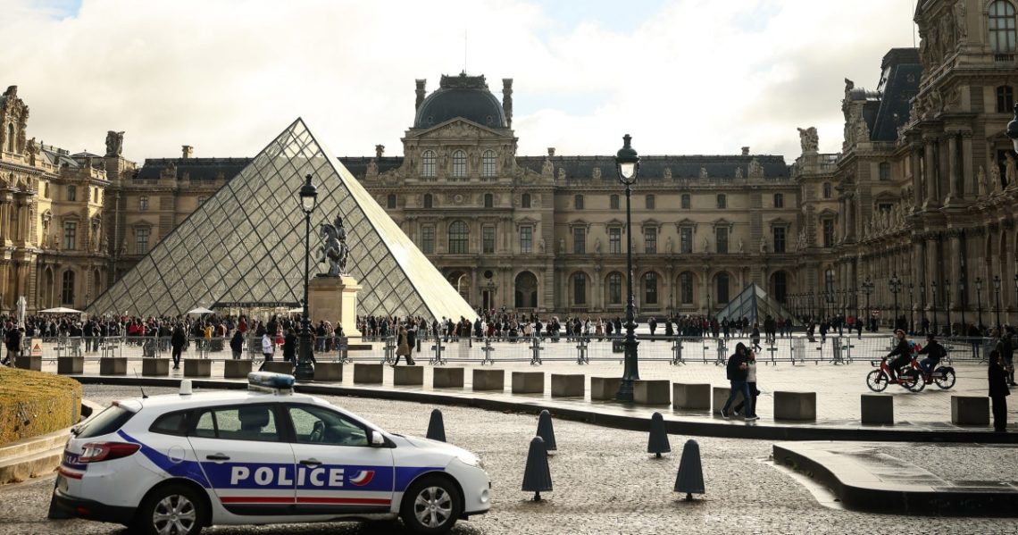 Hunt on for remaining thieves after suspects arrested by French police