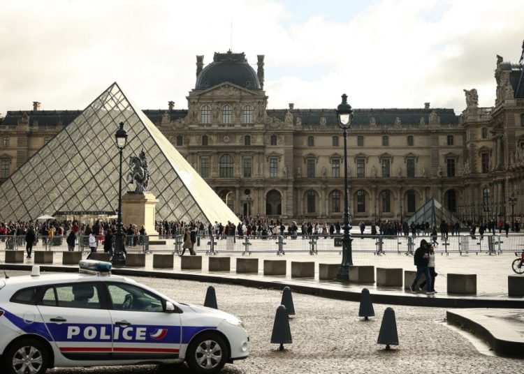 Hunt on for remaining thieves after suspects arrested by French police