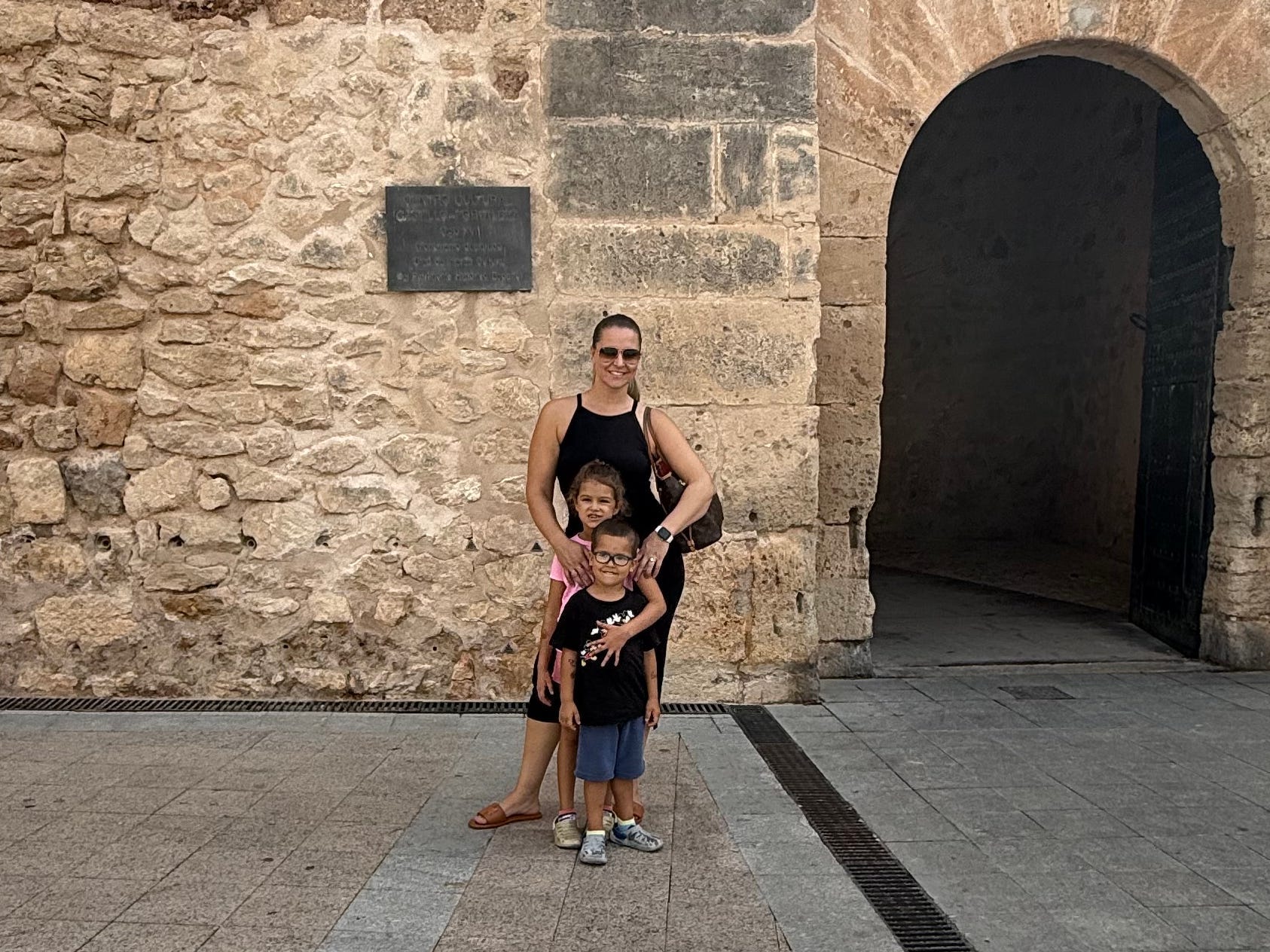 Izabela Oquendo and her children.