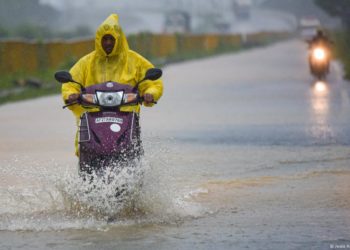 India: Cyclone Montha brings heavy rains and strong winds