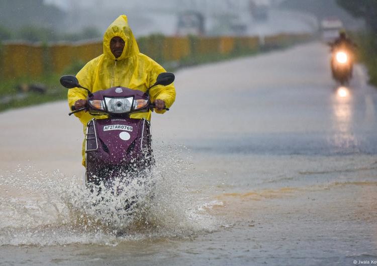 India: Cyclone Montha brings heavy rains and strong winds