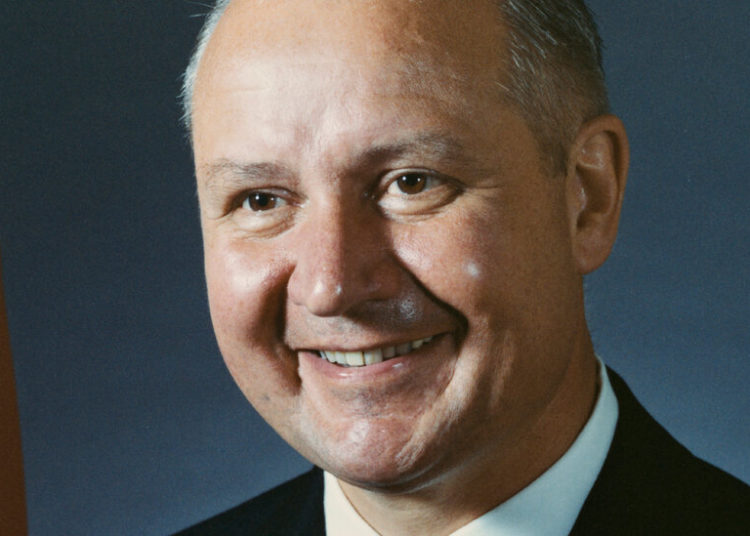 J. William Middendorf II, 81, Dies; Navy Secretary and Musical Diplomat