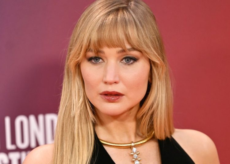 Jennifer Lawrence Reflects On Past Interviews & Says She Was “Annoying”: “Ariana Grande’s Impression Of Me On SNL Was Spot-On”