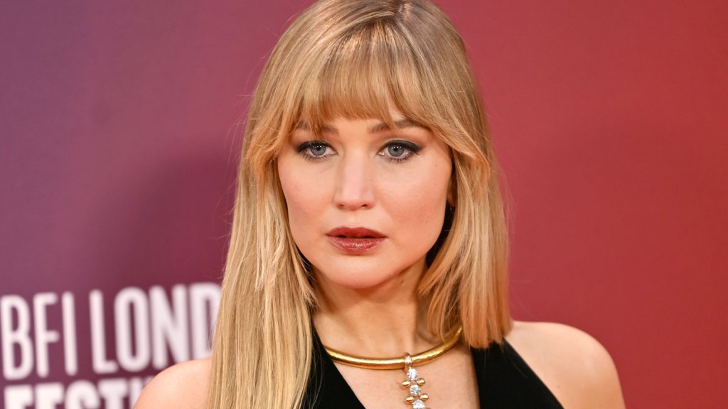Jennifer Lawrence Reflects On Past Interviews & Says She Was “Annoying”: “Ariana Grande’s Impression Of Me On SNL Was Spot-On”