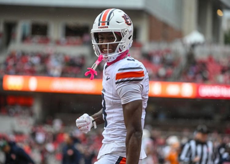 Late pick-6 helps lift Auburn to first SEC win over Arkansas 33-24