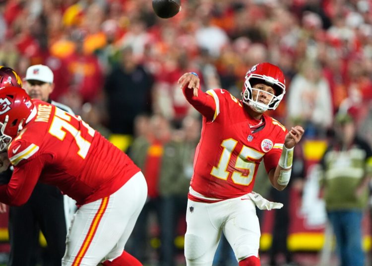 Mahomes, Hunt lead Chiefs to dominant 28-7 win over Commanders, their 9th straight in the series