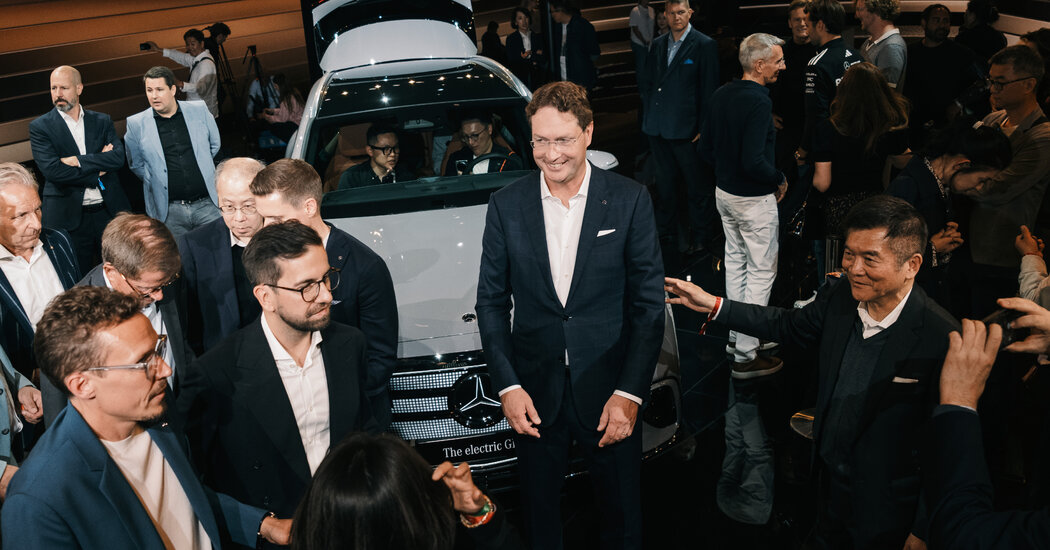 Mercedes Reports a Drop in Profit but Maintains Forecast