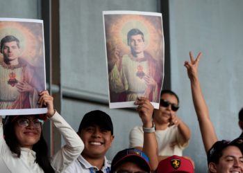 Mexican Grand Prix celebrates 10th anniversary with sold-out crowd despite Sergio Perez’s absence