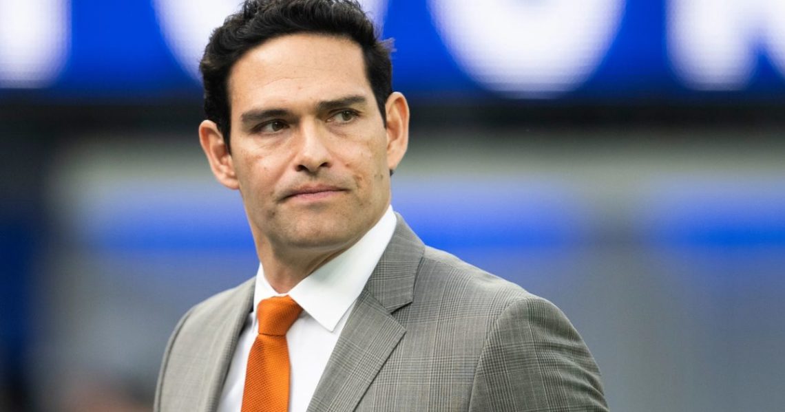 NFL analyst Mark Sanchez arrested while he was hospitalized with stab wounds
