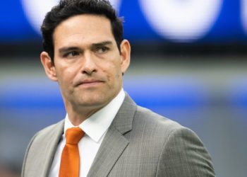 NFL analyst Mark Sanchez arrested while he was hospitalized with stab wounds