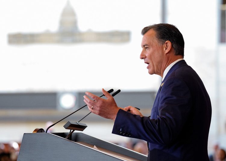 NY Democrat snubs party line, backs Cuomo over socialist rival in heated race for NYC mayor