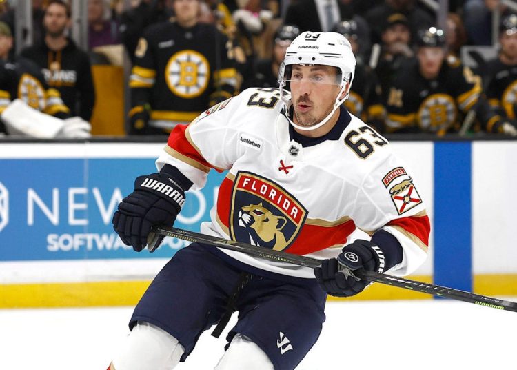 Panthers star steps away from team to coach friend’s youth hockey team for heartbreaking reason