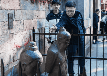 People Won’t Stop Slapping China’s Most Hated Statues