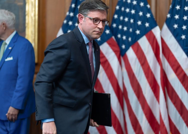 Pressure builds on Congress to end the shutdown, but a quick breakthrough appears unlikely