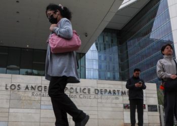 Report questions why LAPD mental health specialists must defer to armed officers