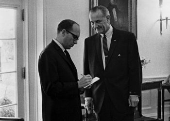 Sid Davis, Reporter Who Witnessed Johnson’s Swearing-In, Dies at 97