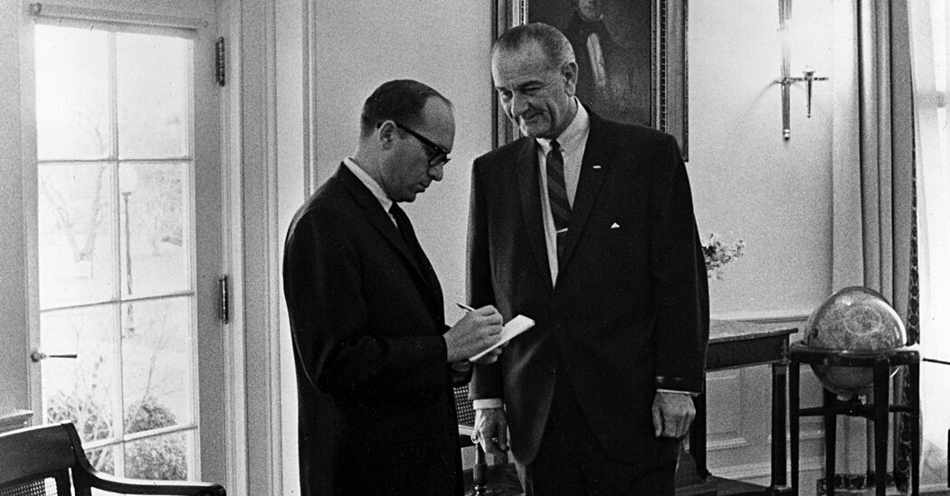 Sid Davis, Reporter Who Witnessed Johnson’s Swearing-In, Dies at 97