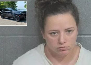 Substitute teacher, 30, allegedly video chatted underage student while naked in shower to arrange sex