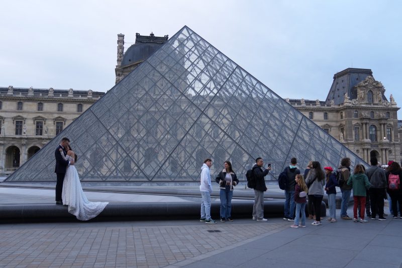 Suspects arrested in connection with Louvre jewel heist