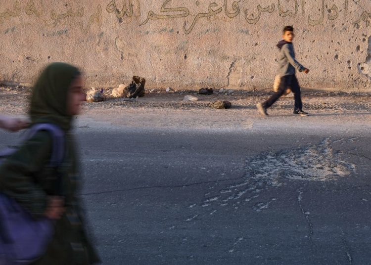 Syrian students return to schools stripped bare by conflict