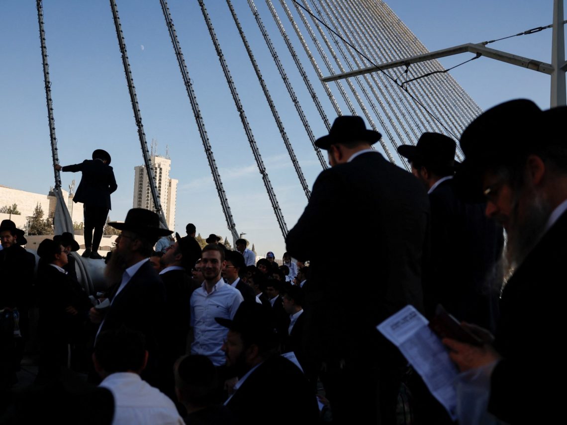 Thousands of ultra-Orthodox rally in Jerusalem against military service