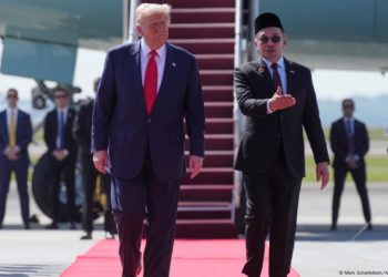 Trump arrives in Malaysia as Asia tour kicks off