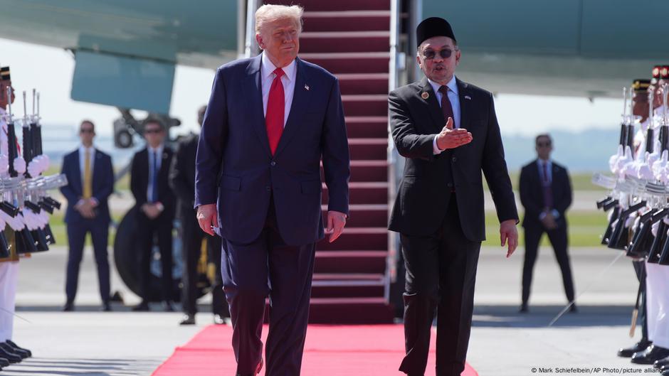Trump arrives in Malaysia as Asia tour kicks off
