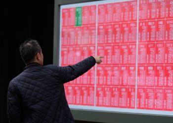 US stocks drift near their record heights as PayPal rallies and Royal Caribbean falls