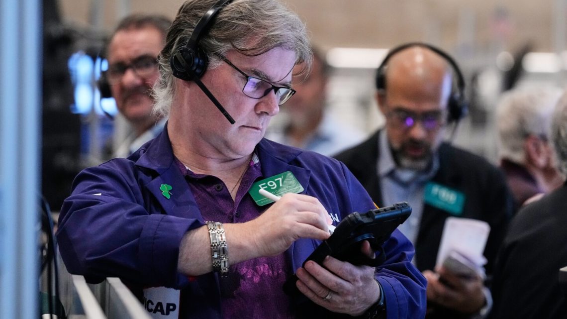 US stocks rally toward more records ahead of pivotal week for Wall Street