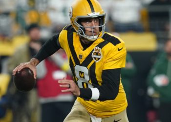 Yes, those really are the Steelers out there against the Packers. Even if it doesn’t look like it