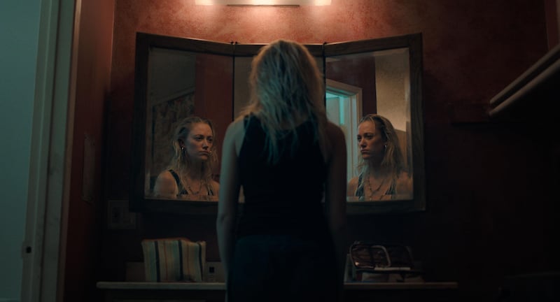 Maika Monroe as Polly Murphy in The Hand That Rocks the Cradle.