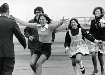 Robert L. Stirm, Returning P.O.W. in Pulitzer-Winning Photo, Dies at 92