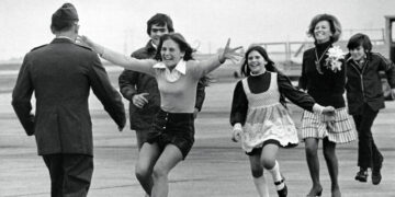 Robert L. Stirm, Returning P.O.W. in Pulitzer-Winning Photo, Dies at 92