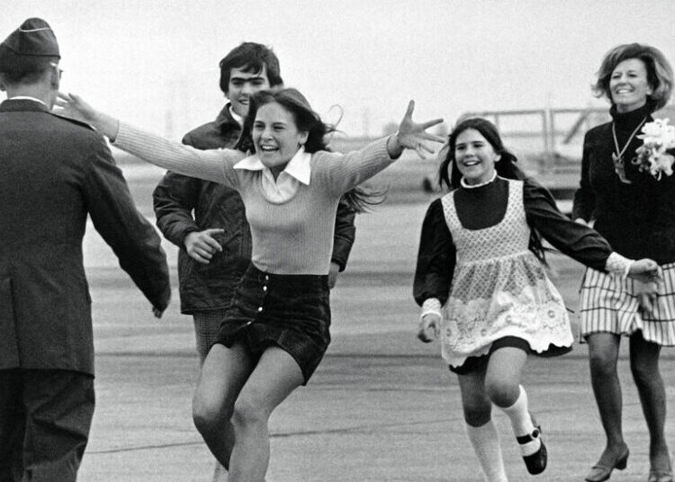 Robert L. Stirm, Returning P.O.W. in Pulitzer-Winning Photo, Dies at 92