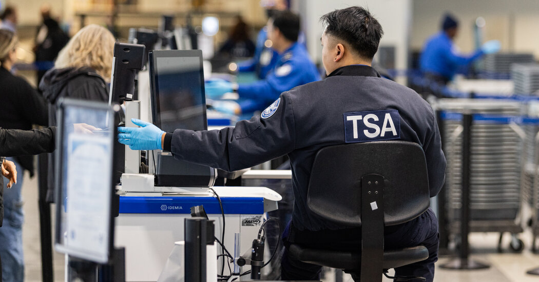 Some T.S.A. Workers to Get $10,000 Bonuses for Shutdown Work