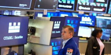 Stock Market Rally Is Dented as Signs of Worry Emerge