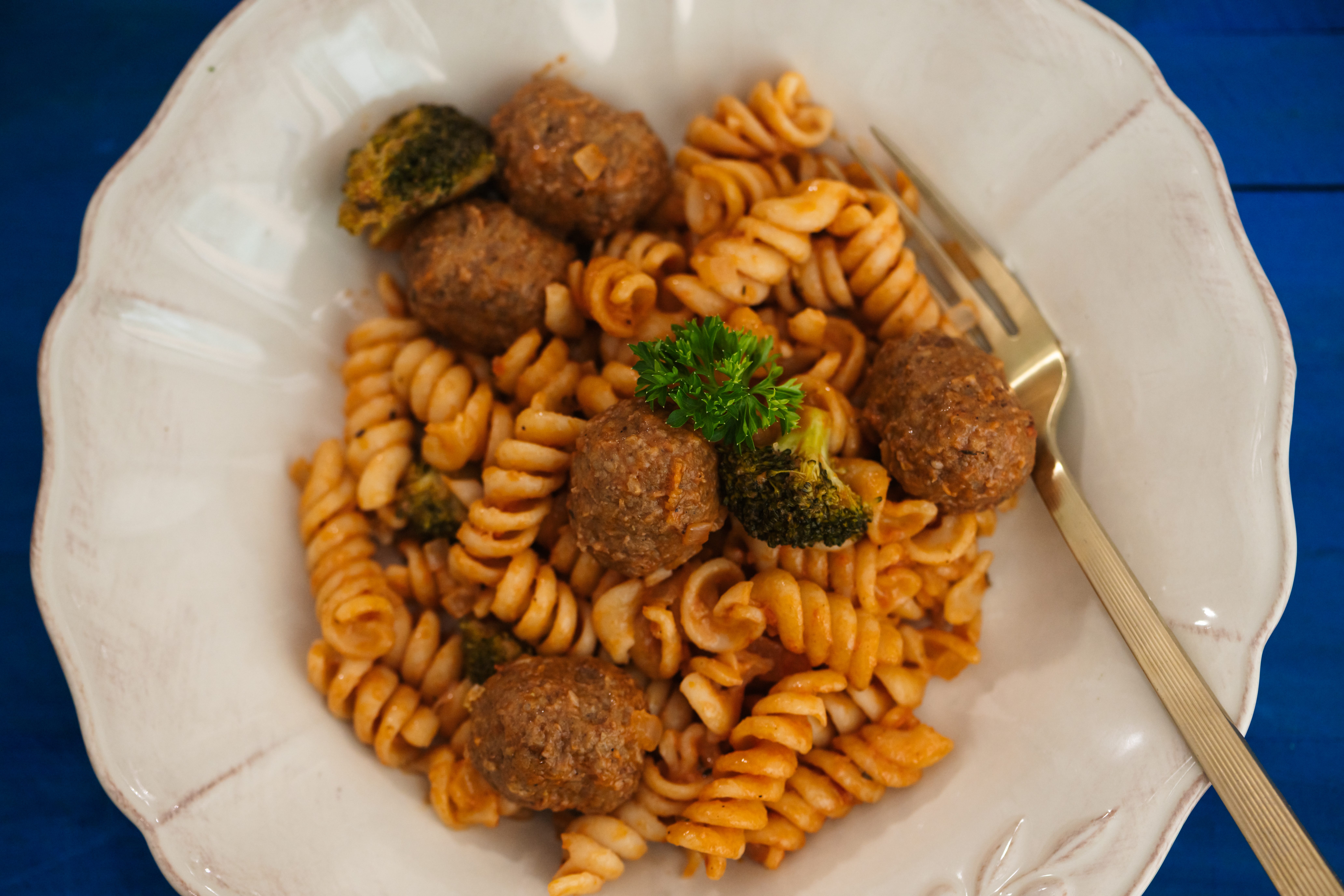 Spiral pasta with meatballs, broccoli