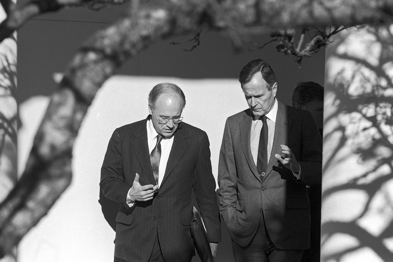 Dick Cheney talks with President George H.W. Bush.