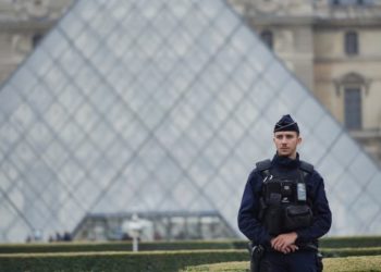 Macron’s plan for Louvre overhaul poses ‘significant financial risks,’ report says