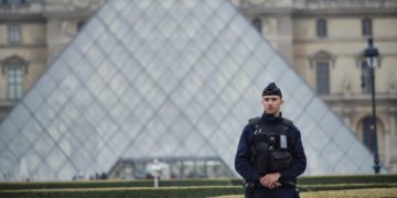 Macron’s plan for Louvre overhaul poses ‘significant financial risks,’ report says