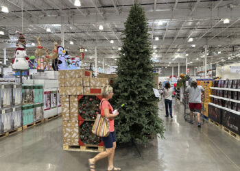 Seasonal jobs tough to come by as companies slash holiday hiring
