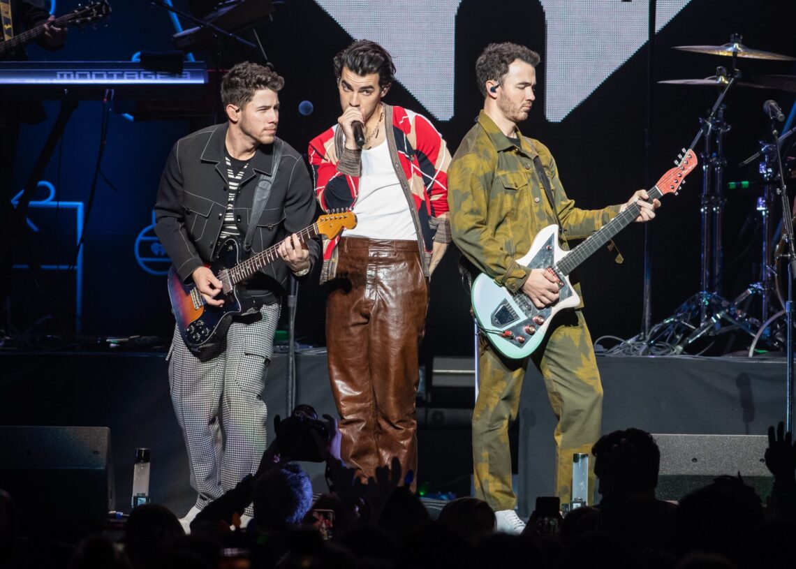 Viral résumé from Jonas Brothers show makes man the internet’s most wanted hire